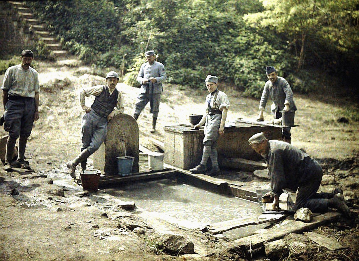 Sex franska soldater med hinkar och tvätt vid en fontän, Soissons, Aisne, Frankrike, 1917 (autokrom) av Fernand Cuville