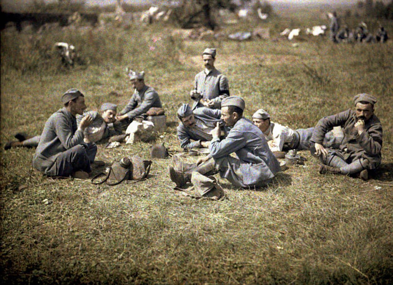Soldater vilar efter en måltid, Aisne, Frankrike, 1917 (autokrom) av Fernand Cuville