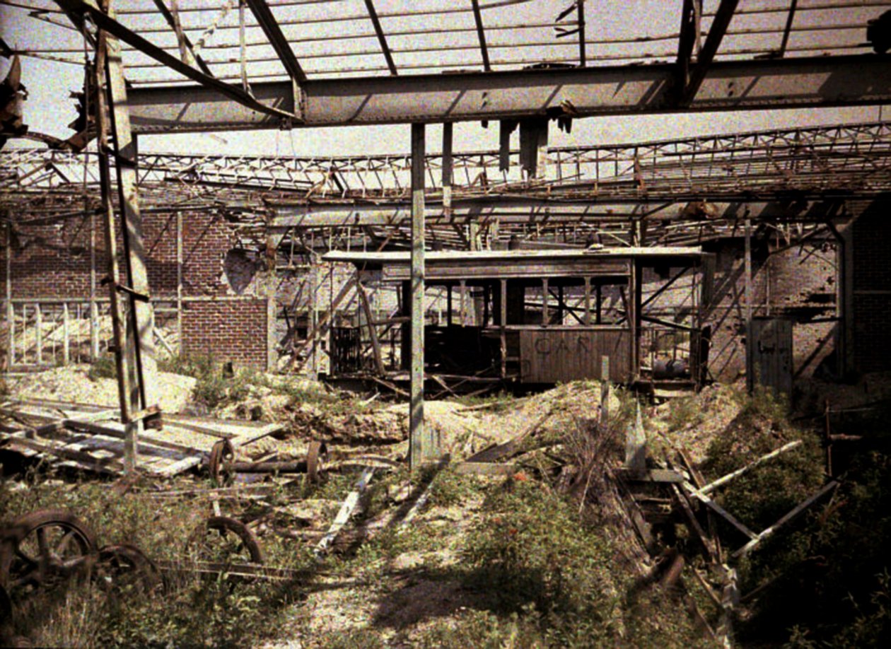 Den utbrända bangården för järnvägar och spårvagnar med några skadade fordon och ett lokomotiv, Soissons, Aisne, Frankrike, 1917 (autokrom) av Fernand Cuville