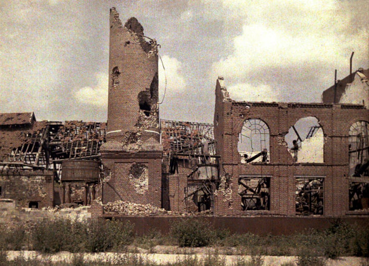 Det förstörda destilleriet efter tyskarnas reträtt, Bucy-le-Long, Aisne, Frankrike, 1917 (autokrom) av Fernand Cuville