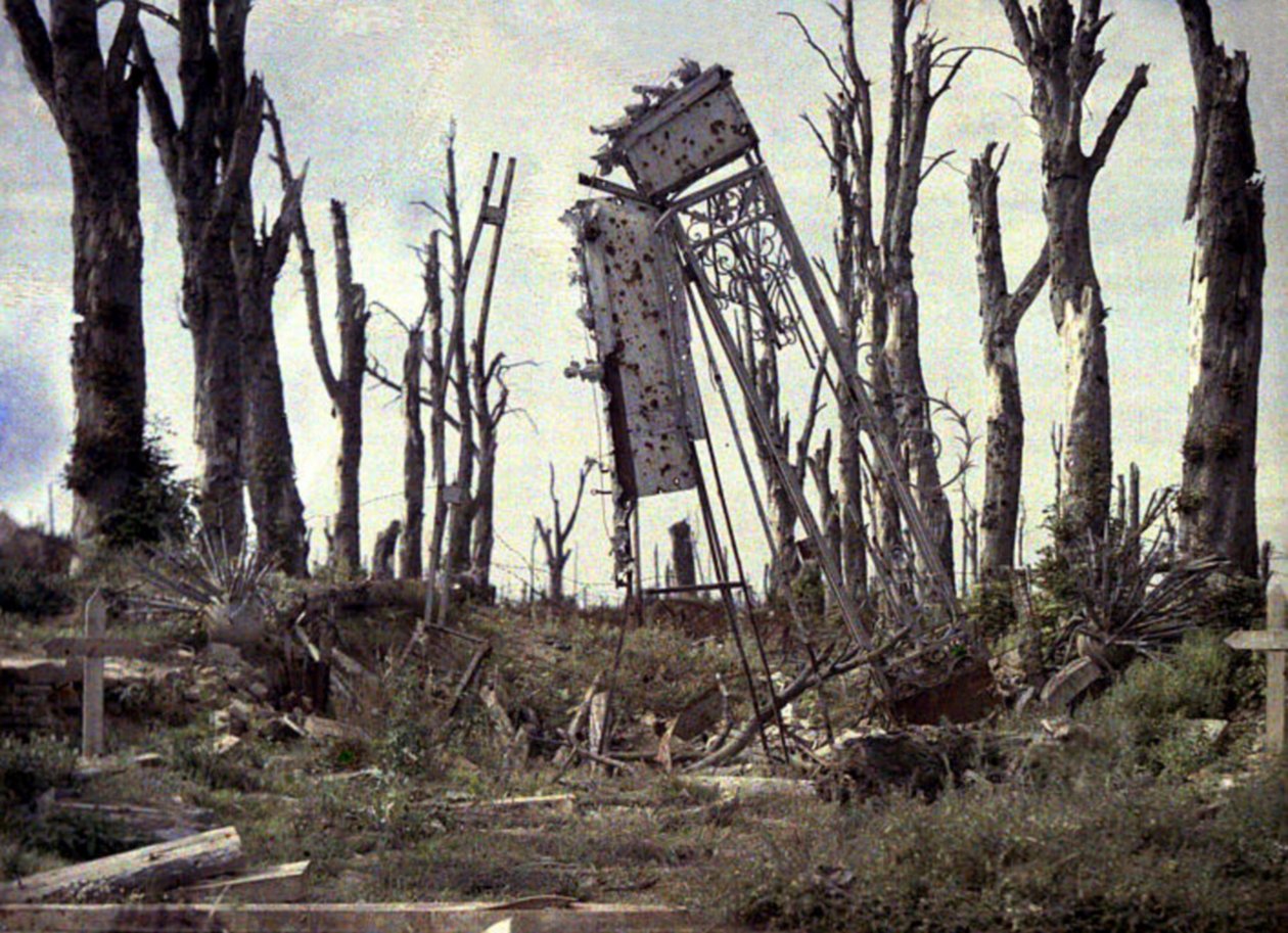 Slottets port och träd som skadats av artillerield, Chaulnes, Somme, Frankrike, 1917 (autokrom) av Fernand Cuville