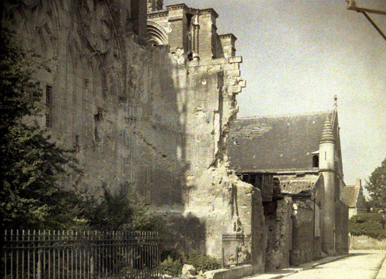 Den norra fasaden på katedralen Saint-Gervaise-et-Saint-Protais, påbörjad 1180 och allvarligt skadad under kriget, Soissons, Aisne, Frankrike, 1917 (autokrom) av Fernand Cuville