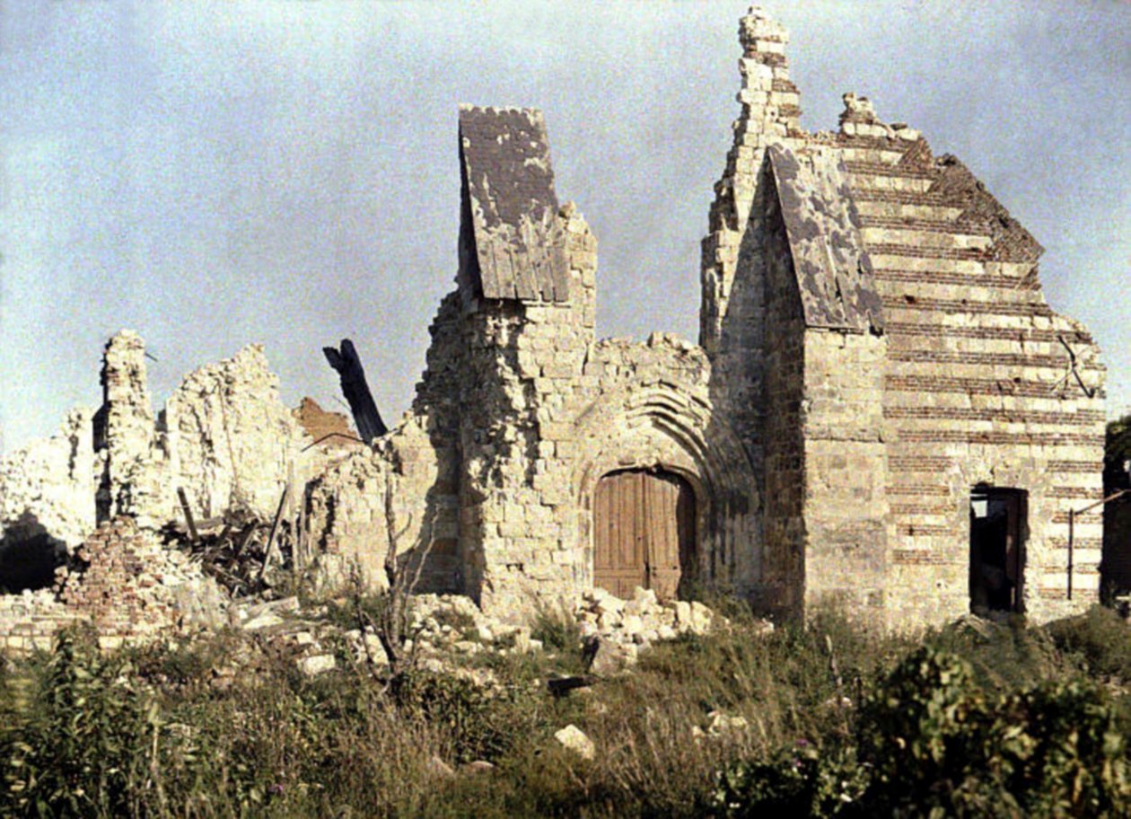 Resterna av den skadade kyrkan, Marchelepot, Somme, Frankrike, 1917 (autokrom) av Fernand Cuville