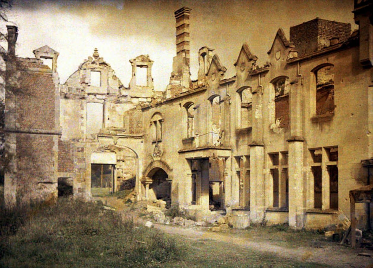 Ruinerna av slottet efter tyskarnas reträtt, Noyon, Oise, Frankrike, 1917 (autokrom) av Fernand Cuville