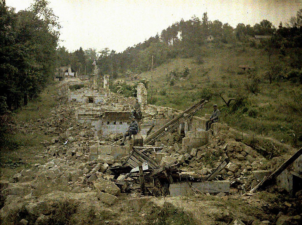 Tre soldater i ruinerna på glasfabriken, Vauxrot, Cuffies, Aisne, Frankrike, 1917 (autokrom) av Fernand Cuville