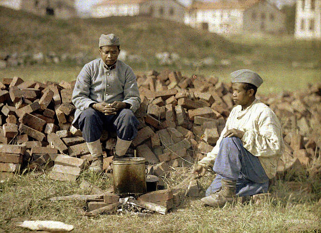 Två afrikanska soldater värmer upp en måltid, Soissons, Aisne, Frankrike, 1917 (autokrom) av Fernand Cuville