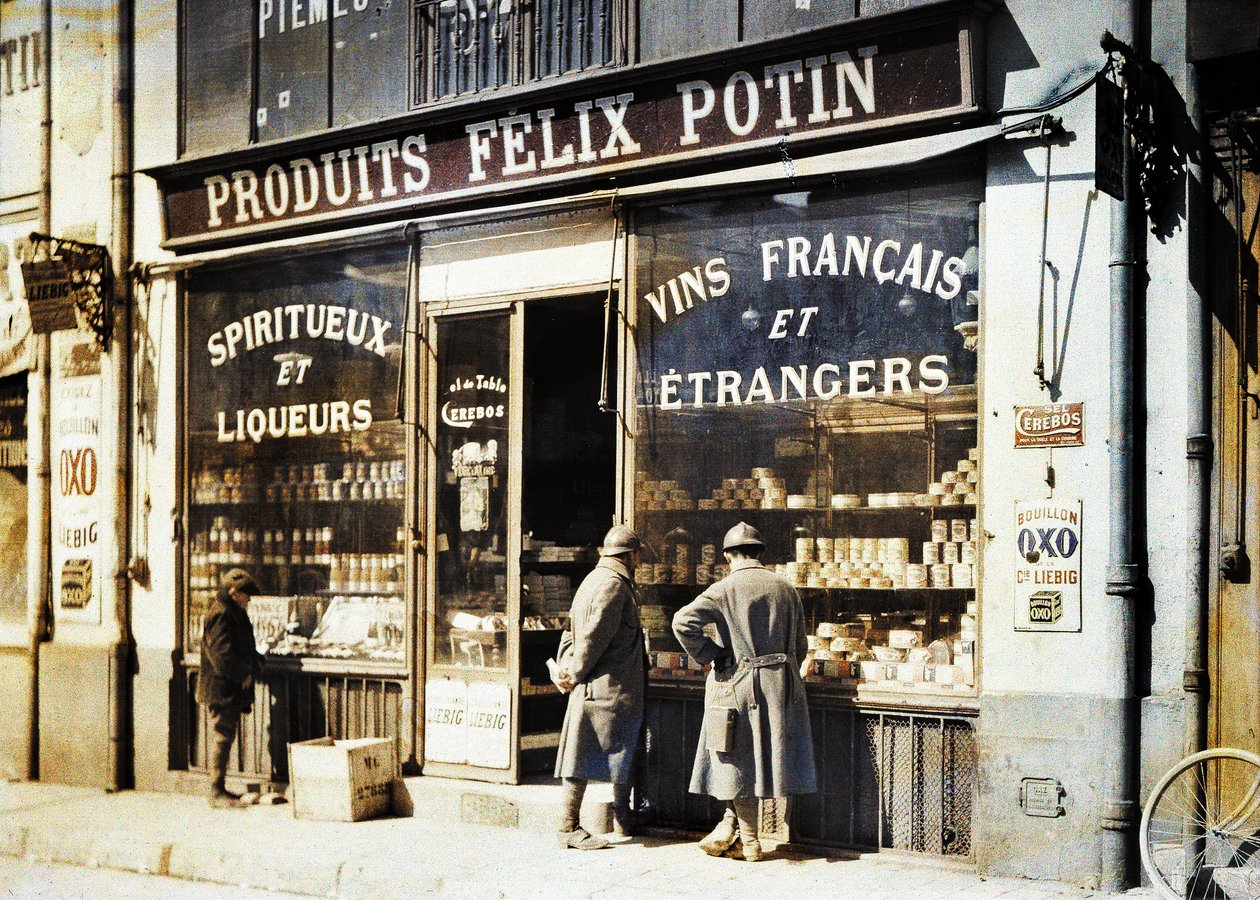 Två franska soldater och en pojke framför spritbutiken Felix Potin på marknaden, Reims, Marne, Frankrike, 1917 (autokrom) av Fernand Cuville
