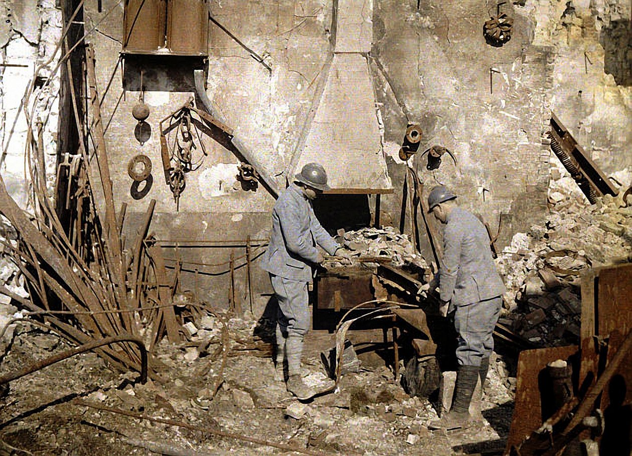 Två franska soldater som arbetar i en smedja förstörd av granater, Reims, Frankrike, 1917 (autokrom) av Fernand Cuville
