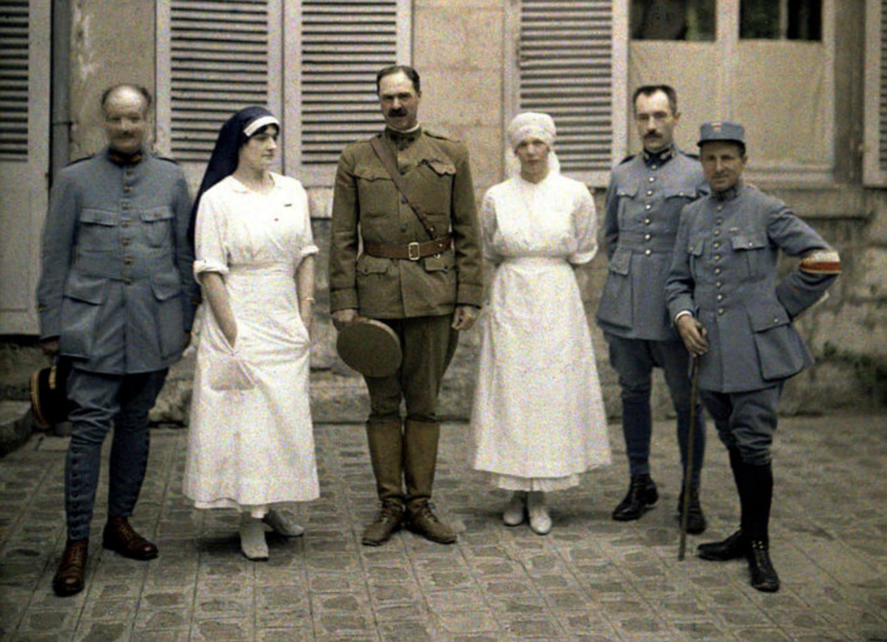 Franska militärläkare och sjuksköterskor framför Saint-Paul-sjukhuset, Soissons, Aisne, Frankrike, 1917 (autokrom) av Fernand Cuville