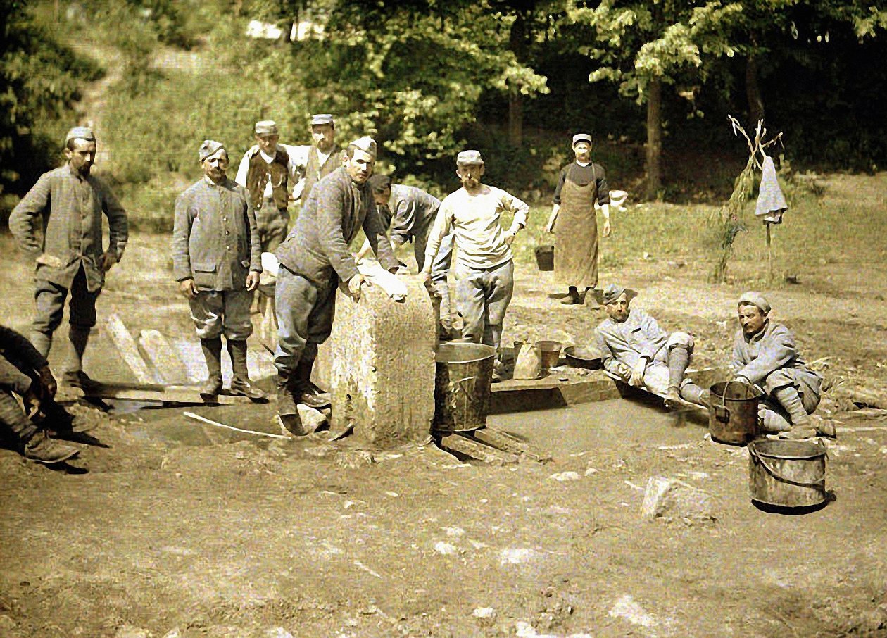 Grupp franska soldater som tvättar vid en brunn, Soissons, Aisne, 1917 (autokrom) av Fernand Cuville