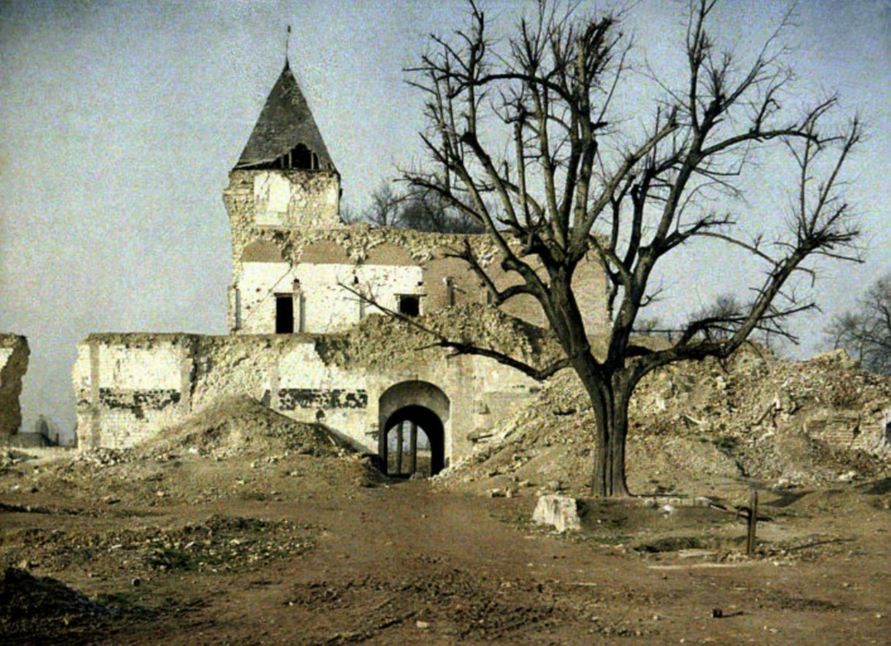 Kraftigt skadat slott och trädet där Napoleon III en gång vilade, Ham, Somme, Frankrike, 1917 (autokrom) av Fernand Cuville