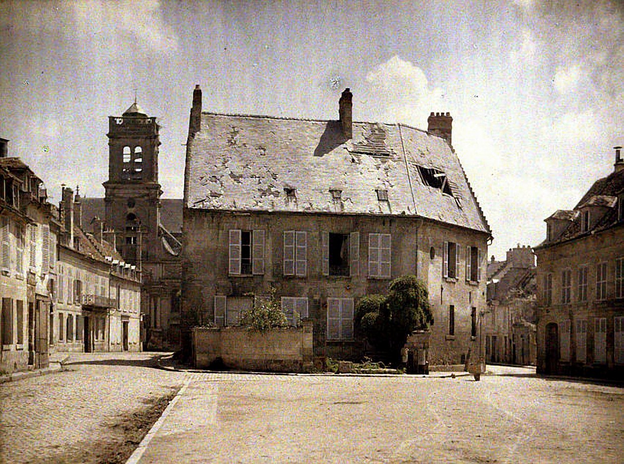 Hus med skadat tak, Soissons, Aisne, 1917 (autokrom) av Fernand Cuville