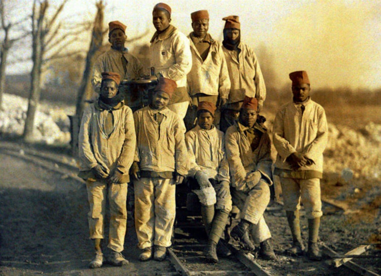 Senegalesiska arbetare med en rälscykel, Ham, Somme, Frankrike, 1917 (autokrom) av Fernand Cuville