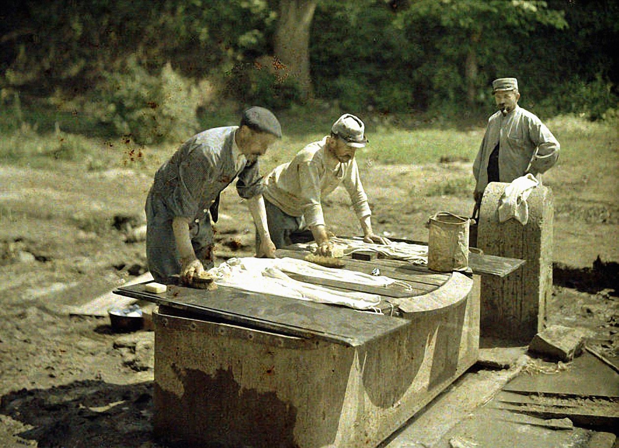 Tre franska soldater tvättar vid en brunn, Soissons, Aisne, Frankrike, 1917 (autokrom) av Fernand Cuville