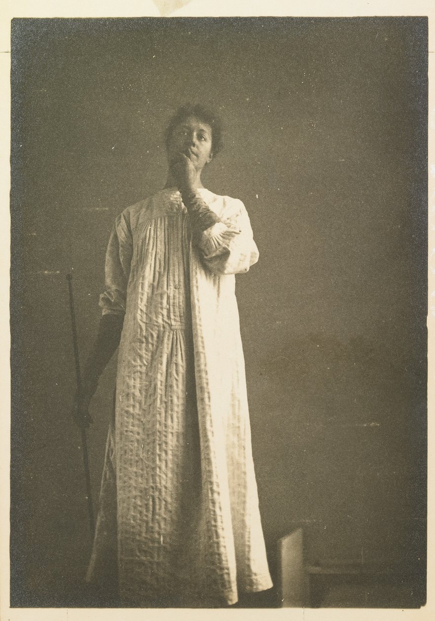 Kvinna i skjorta, handen framför munnen av Fernand Khnopff