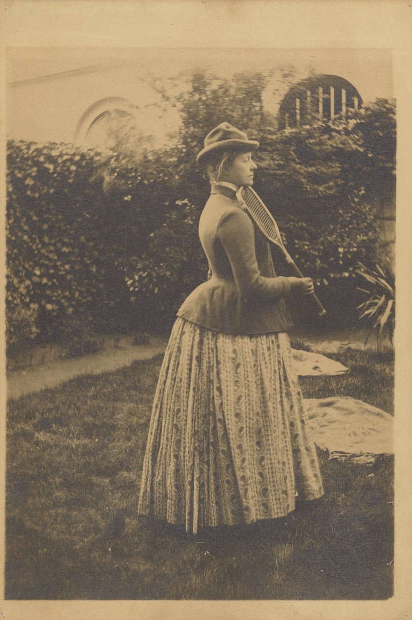 Kvinna med snöskor i en trädgård av Fernand Khnopff