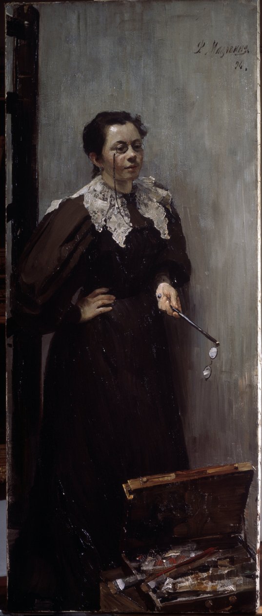 Porträtt av konstnären Anna Ostroumova Lebedeva (Ostroumova-Lebedeva) (1871-1955) (Porträtt av konstnären A. Ostroumova). Representerad stående bakom sin målarutrustning, med kikare på näsan och ytterligare ett par i handen. Målning av Filipp And av Filipp Andreevich Maliavin