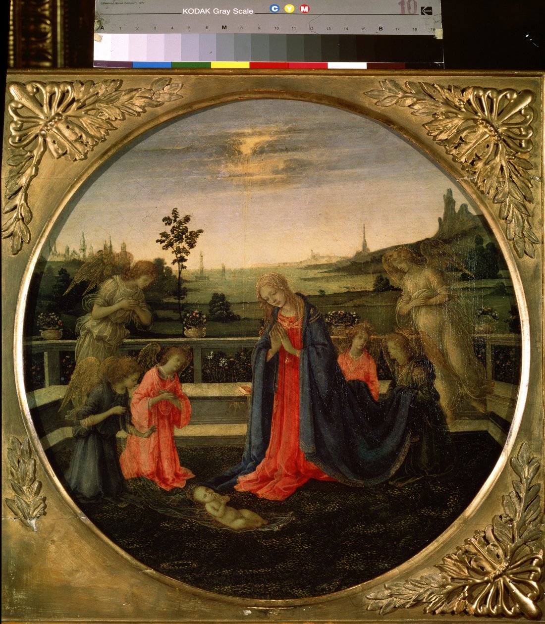 Tillbedjan av Kristusbarnet. Jesus Kristus barn älskat av Jungfru Maria och änglarna. Målning av Filippino Lippi (1457-1504), ca 1480. Tempera på koppar. Florentinsk konst, renässansperiod. Eremitagemuseet, Saint Pet av Filippino Lippi