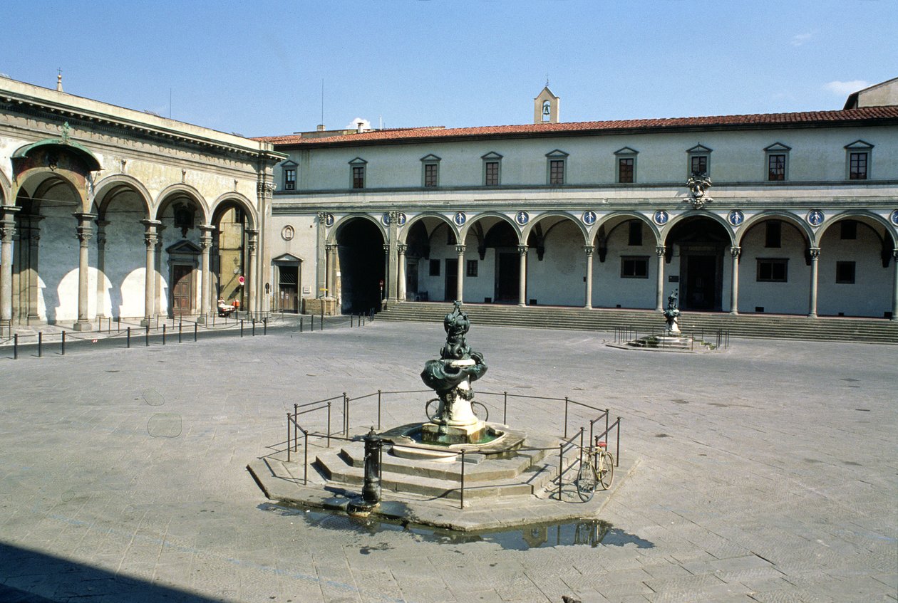 Utsikt över loggian i Ospedale degli Innocenti, byggd c.1420 av Filippo Brunelleschi