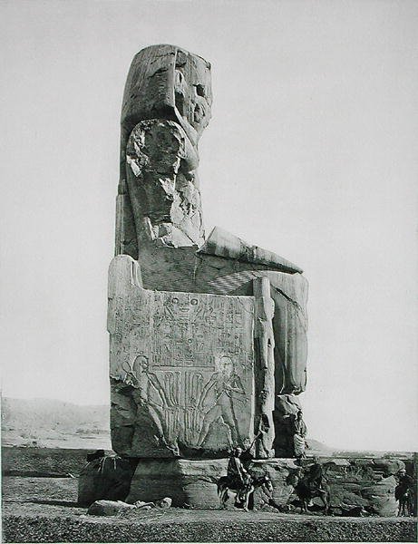 Kolossal staty, Temple of Amenhotep III (c.1417-1379 BC) Thebe, publicerad c.1900 (fotogravyr) av Fils Goupil