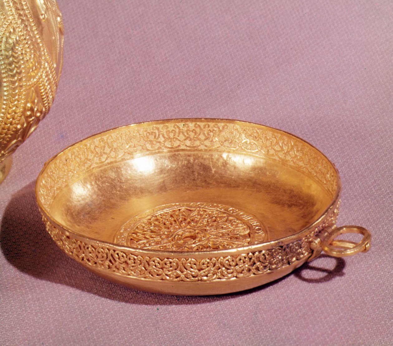 Skål från Nagyszentmiklos, Rumänien, 800-900-talet (guld) av First Bulgarian Kingdom