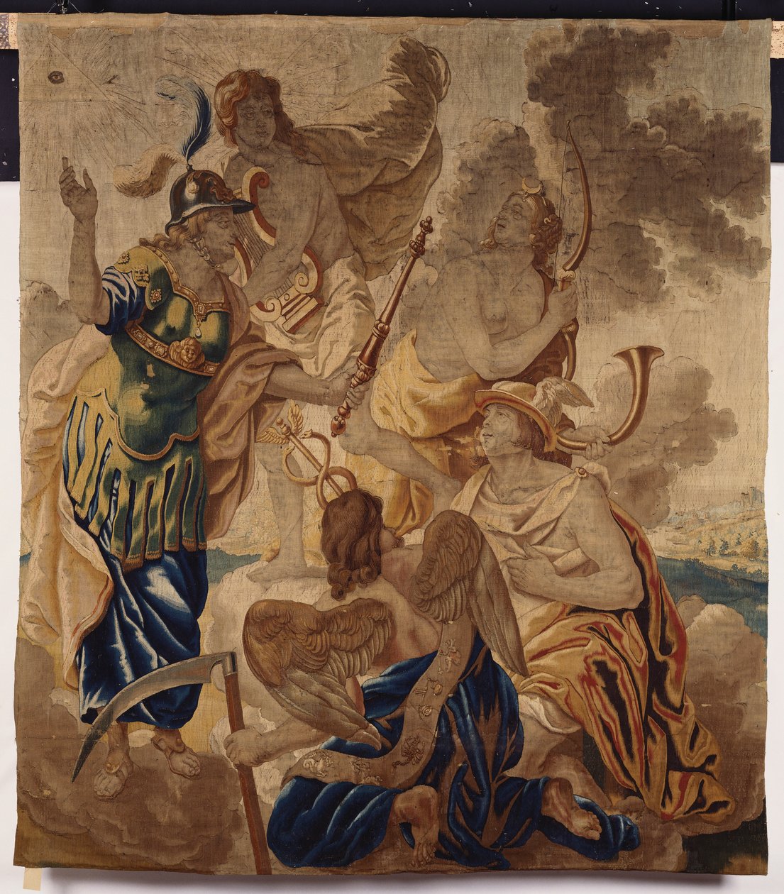 En Brysseltapet vävd i ull och siden, föreställande olika gudar, inklusive Minerva, Apollo, Diana, Mercury och Cornus bland moln av Flemish School