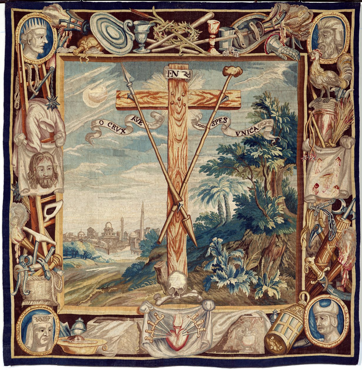 flamländsk gobeläng. Förhärligandet av det heliga korset. 1600-talet. Egendom av kyrkan Sint-Walburgakerk Oudenaarde (Dekenij van de Sint-Walburga). av Flemish School