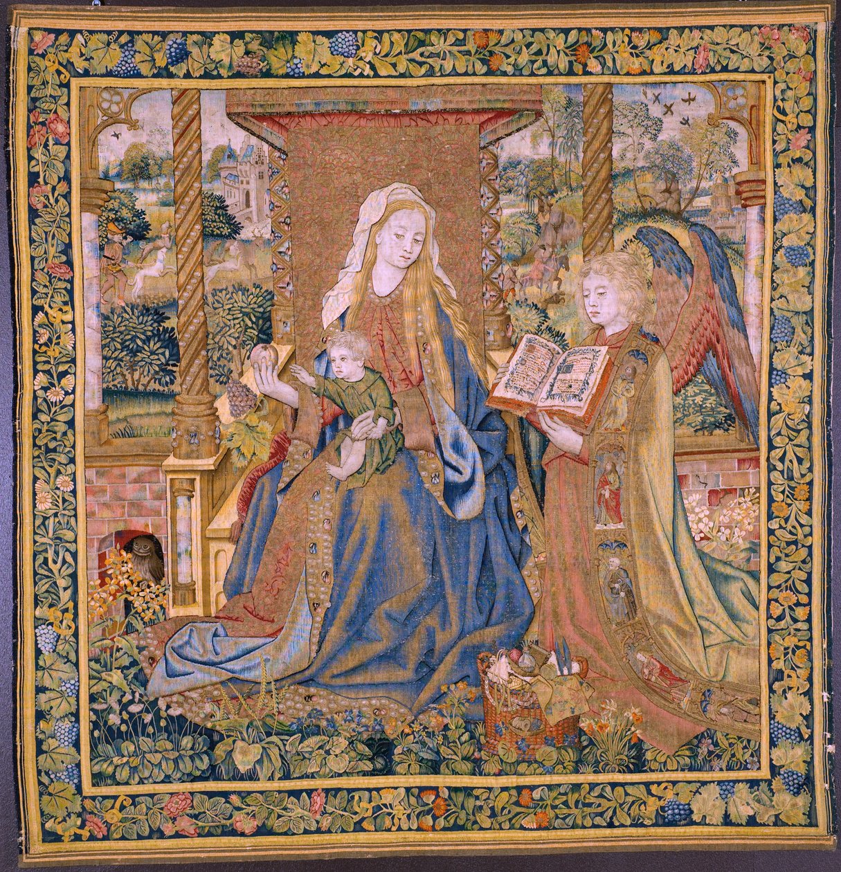 flamländsk gobeläng. Jungfrun med barnet och änglar (Jungfrun med barnet och en ängel, Mary met Kind in engelen). Cirka av Flemish School