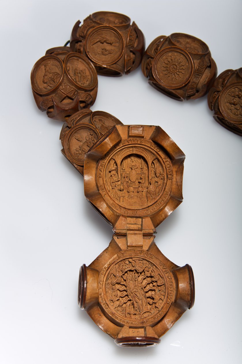 Henrik VIII:s radband, detalj av den öppna Pater-pärlan (buxbom) av Flemish School