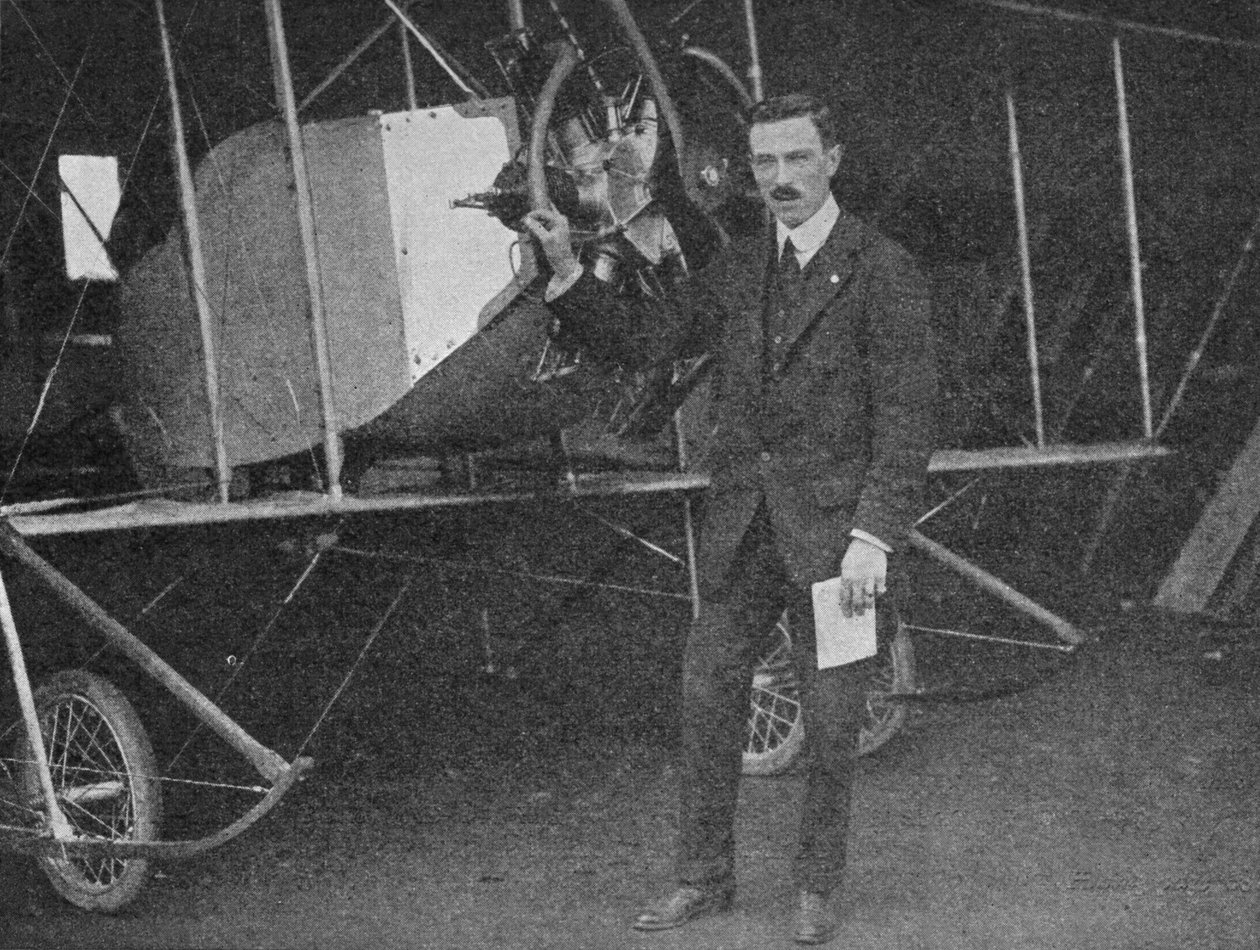 En av de bästa instruktörerna: Lewis WF Turner står vid ett Caudron träningsbiplan, 1913 1934 av Flight Photo