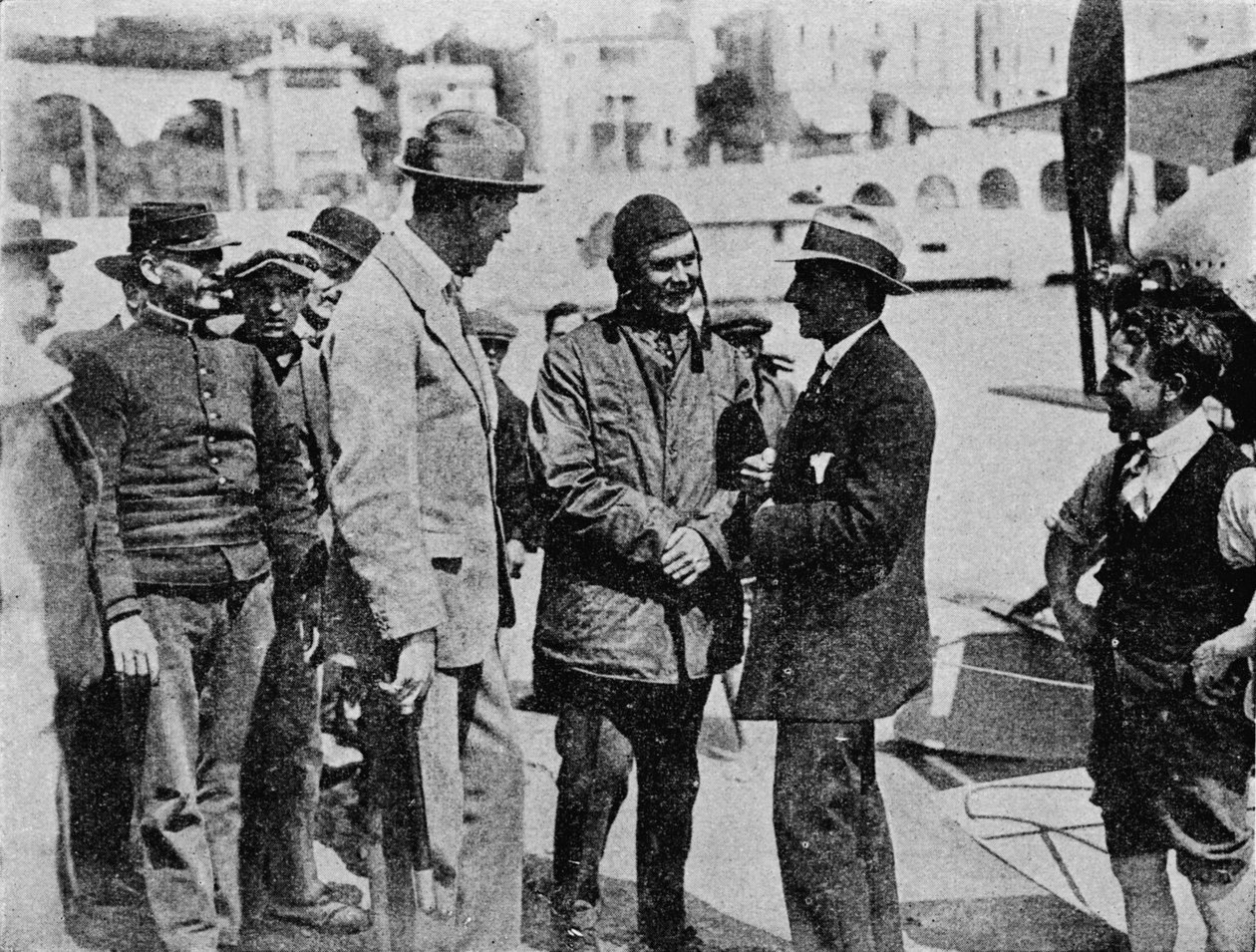Schneider Trophy: Howard Pixton pratar med Jacques Schneider efter hans seger, 1914 1934 av Flight Photo