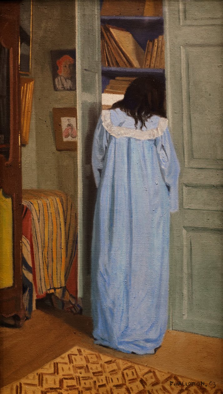 Interiör, kvinna i blått som söker i ett skåp av Felix Edouard Vallotton