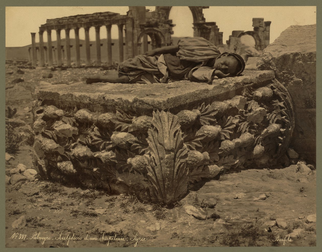 En vy av den stora pelargången, Palmyra, ca 1875 (albumintryck) av Félix Bonfils