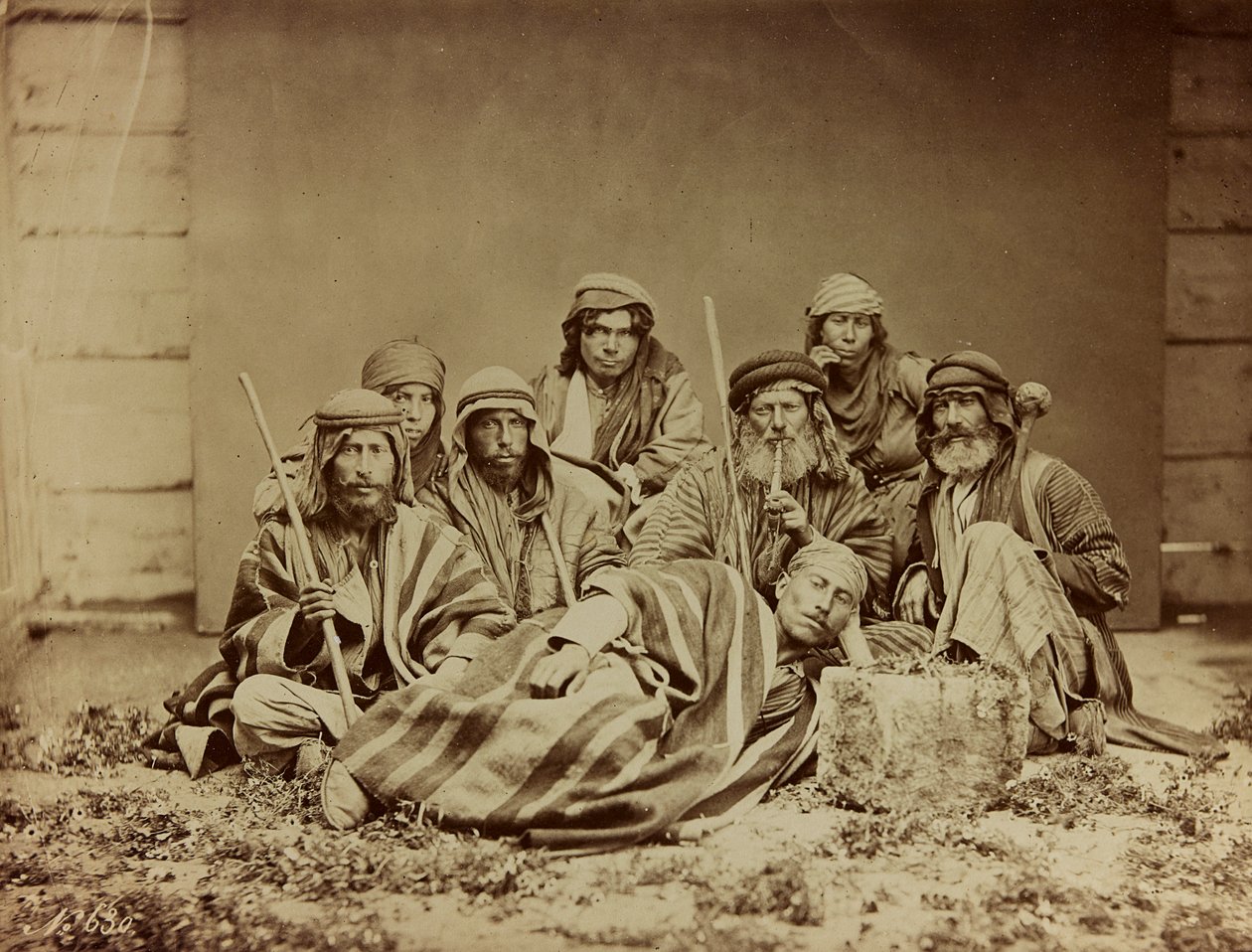 Album Damas et Baalbek : En grupp inhemska syrier i traditionella kläder av Félix Bonfils