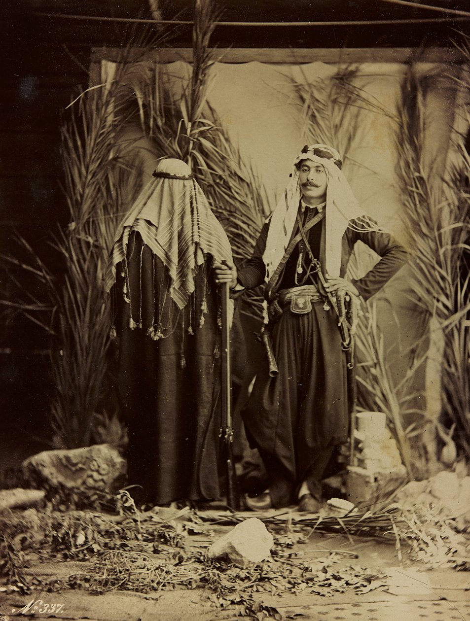 Album Damas et Baalbek : Syriskt par i traditionella kläder av Félix Bonfils