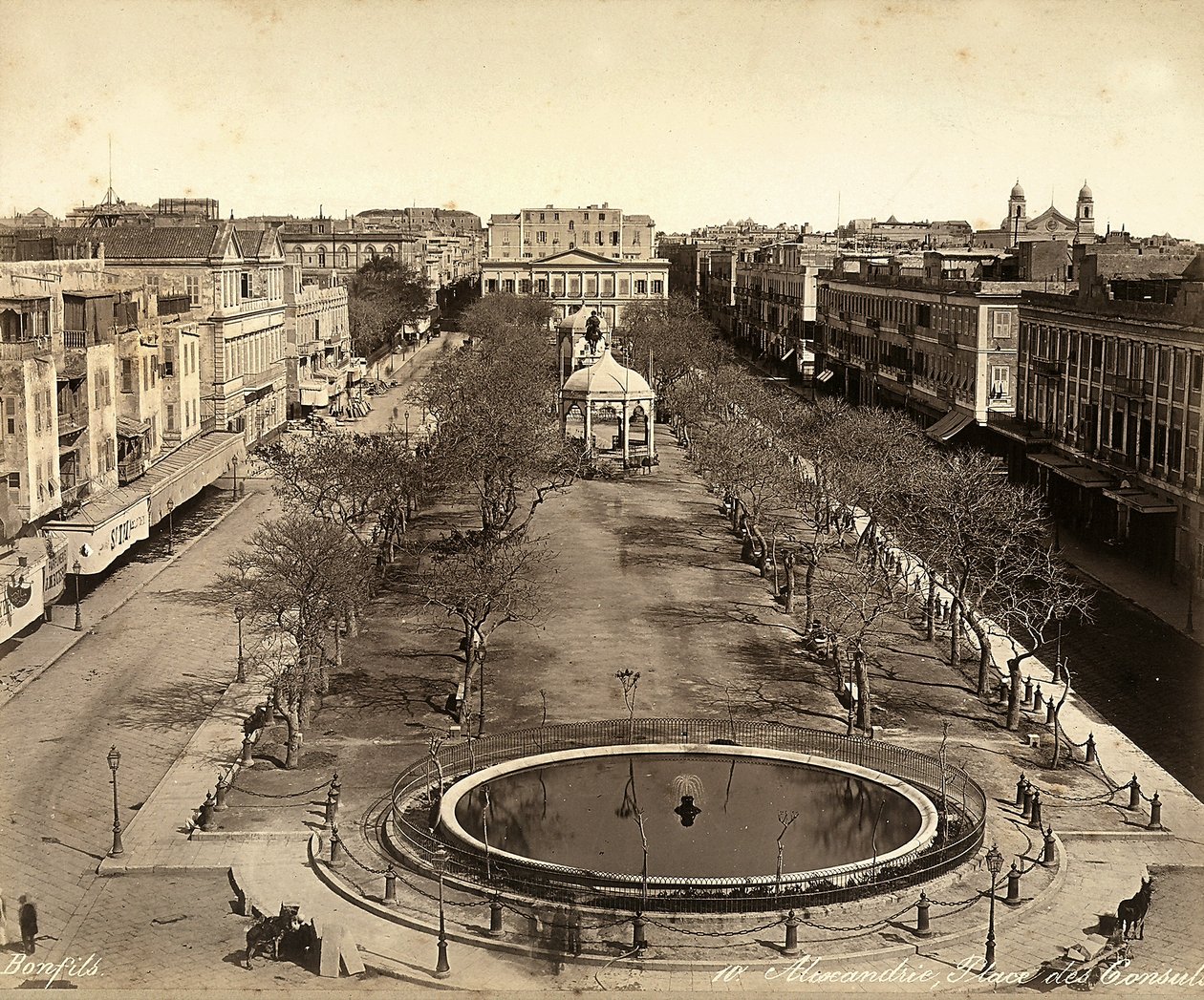 Alexandria, Egypten: Konsulernas torg, med en stor rund fontän av Félix Bonfils