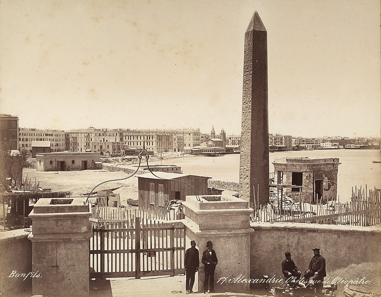 Alexandria, Egypten: Obelisken av Cleopatra, med fyra män som poserar för fotografiet av Félix Bonfils
