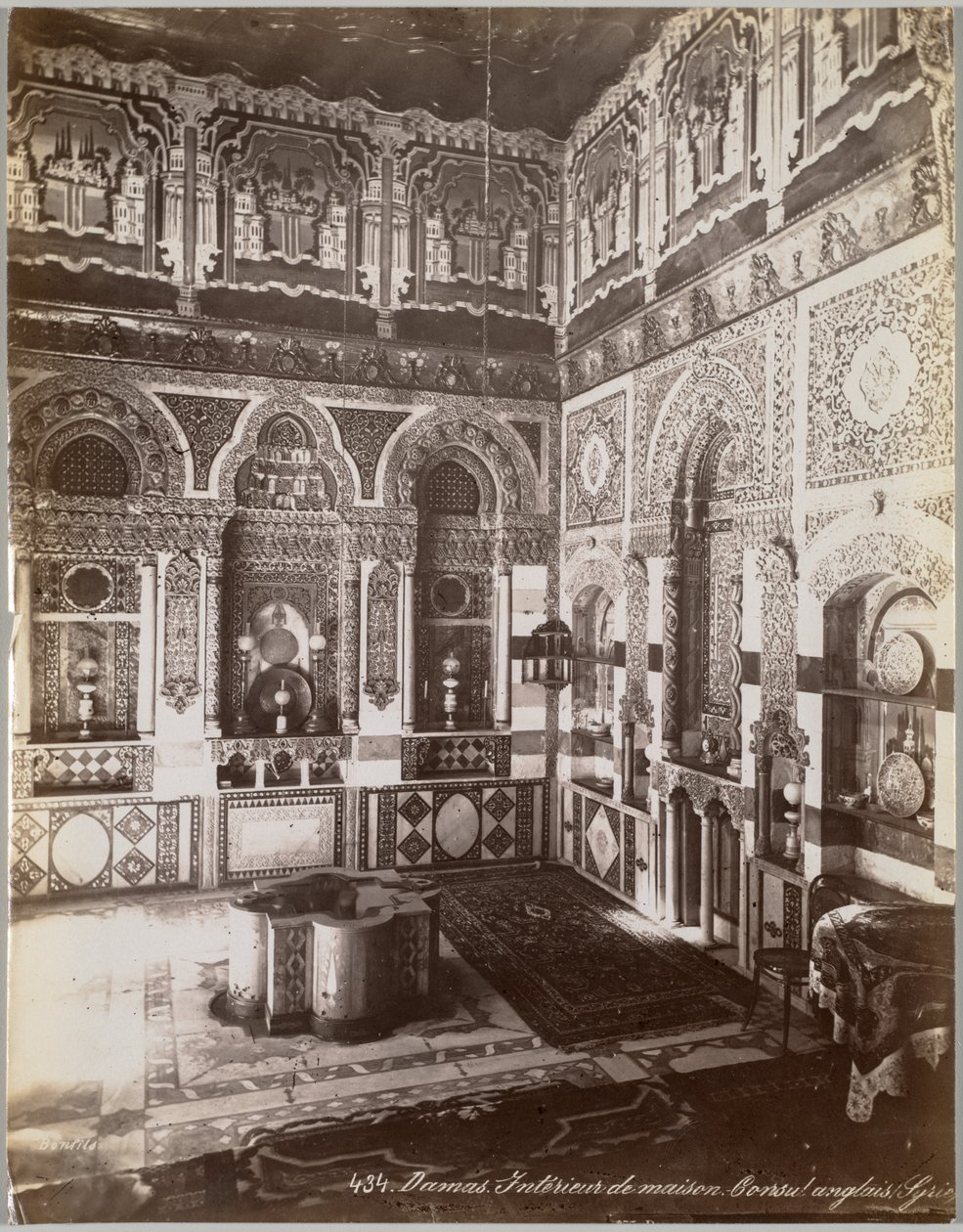 Damaskus. Hus interiör. Engelsk konsul Syrien, mellan 1867 och 1899. av Félix Bonfils