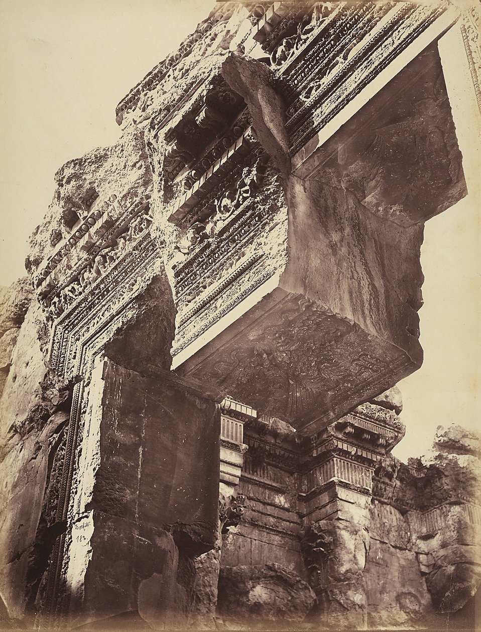 Detalj av ingången till ett tempel, i den arkeologiska zonen Heliopolis eller Baalbek, forntida syrisk stad, nu Libanoni av Félix Bonfils