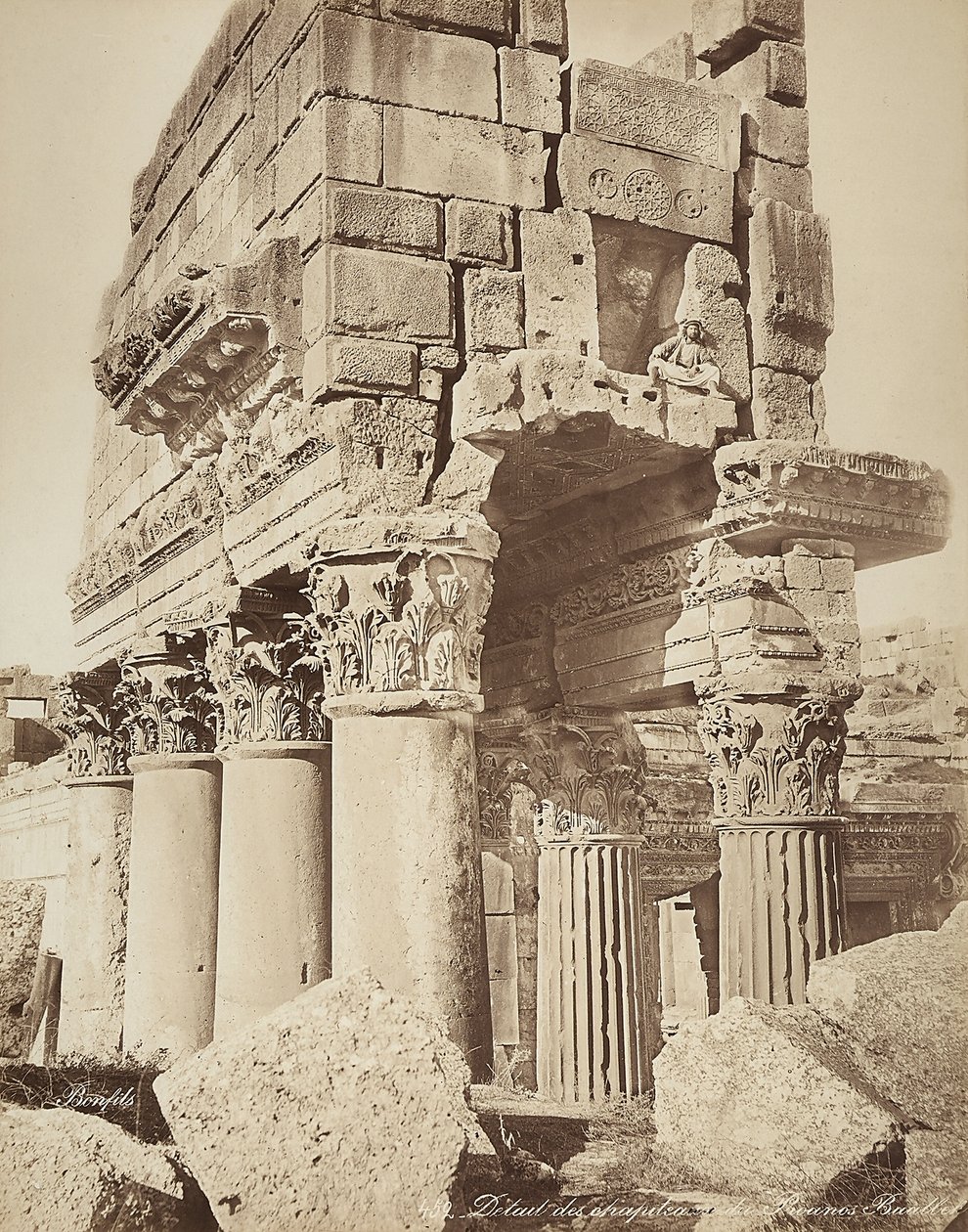 Detalj av pronaos av Bacchustemplet, i den arkeologiska zonen Heliopolis eller Baalbek, forntida syrisk stad, nu Libanon av Félix Bonfils