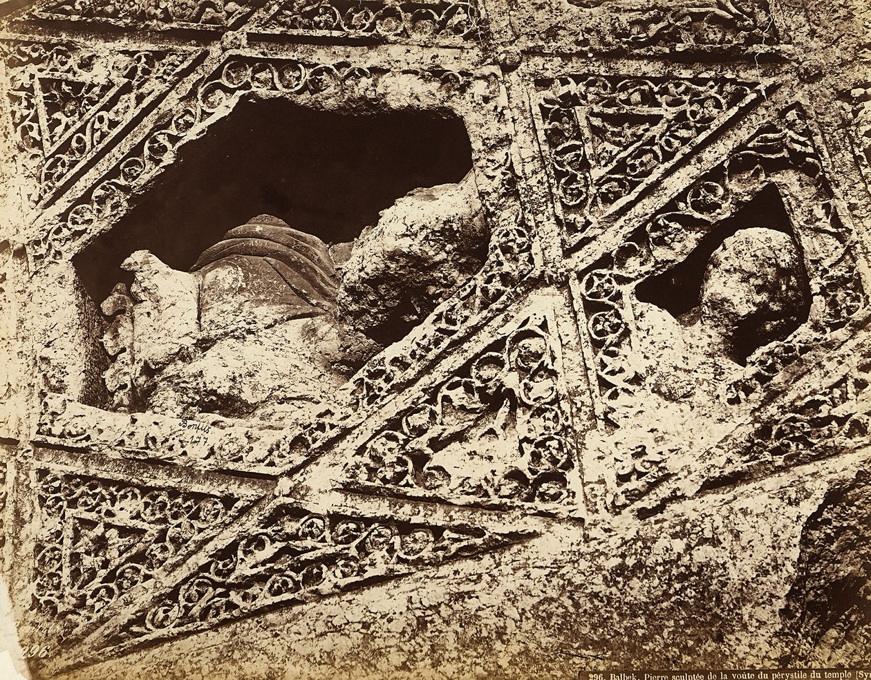 Detalj av den skulpturala dekorationen i ett tempel, i den arkeologiska zonen Heliopolis eller Baalbek, forntida syrisk stad, nu Libanon av Félix Bonfils