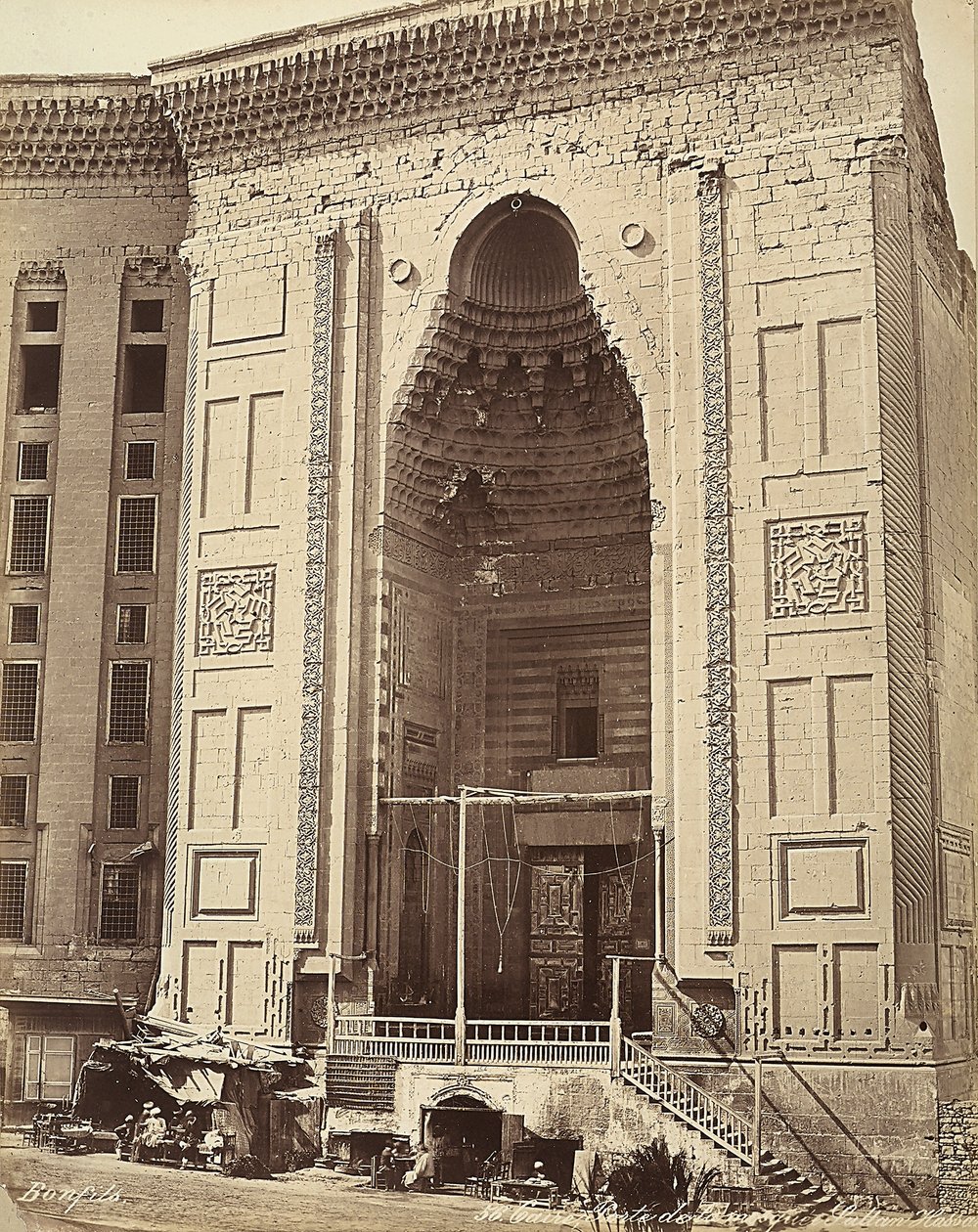 Dörren till moskén av Sultan Hassan, i Kairo, Egypten av Félix Bonfils