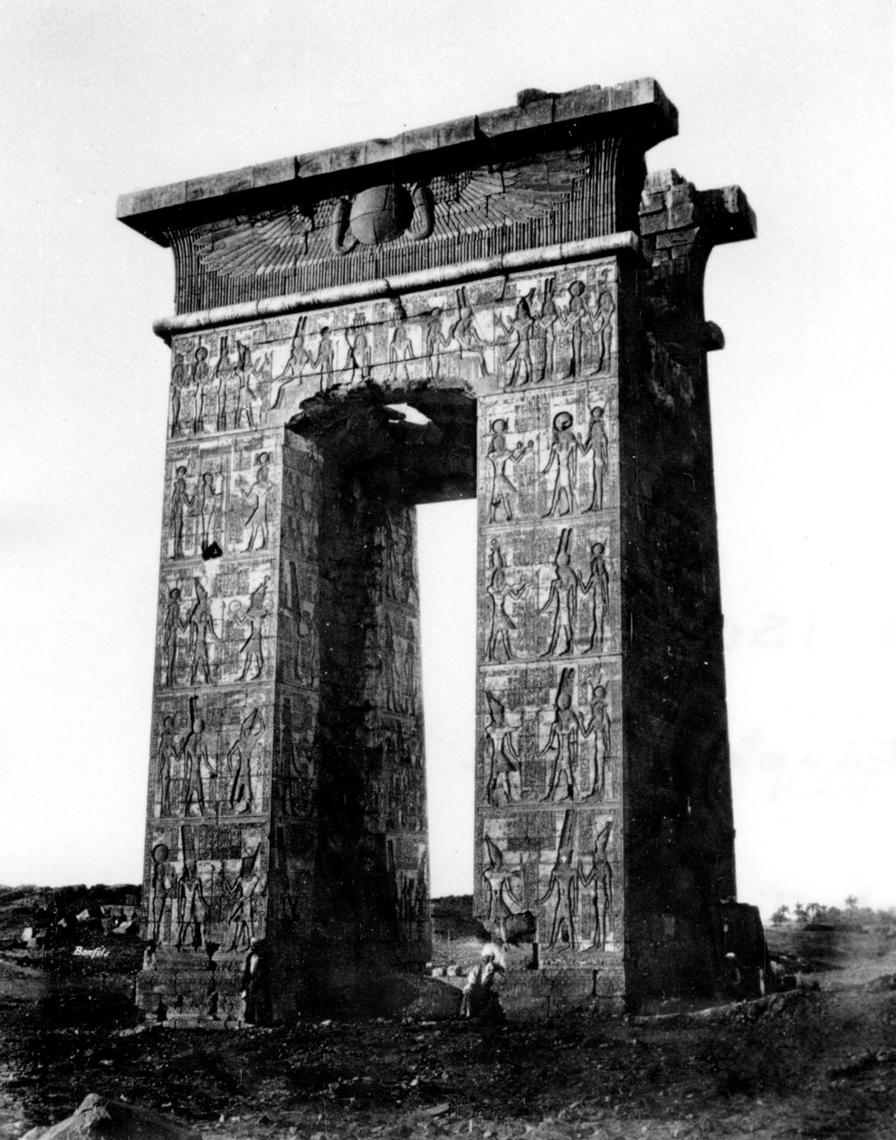 Porten norr om Karnak, Nubia, Egypten, 1878 av Félix Bonfils