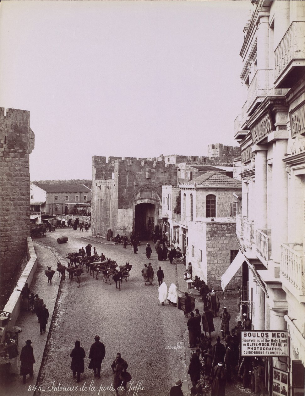 Interiör av Jaffa-porten, ca. 1870. av Félix Bonfils