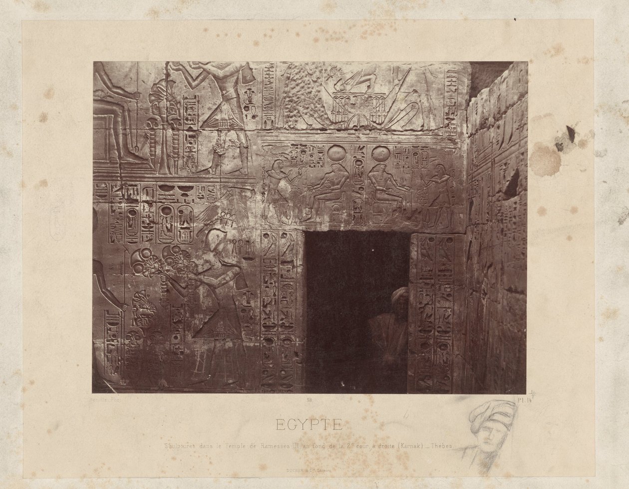 Man i en dörröppning i Ramses III-templet i Egypten Skulpturer i Ramses III-templet, på baksidan av den andra gården, till höger (Karnak) - Thebe (titel på objektet) Egypten (serietitel på objekt) av Félix Bonfils
