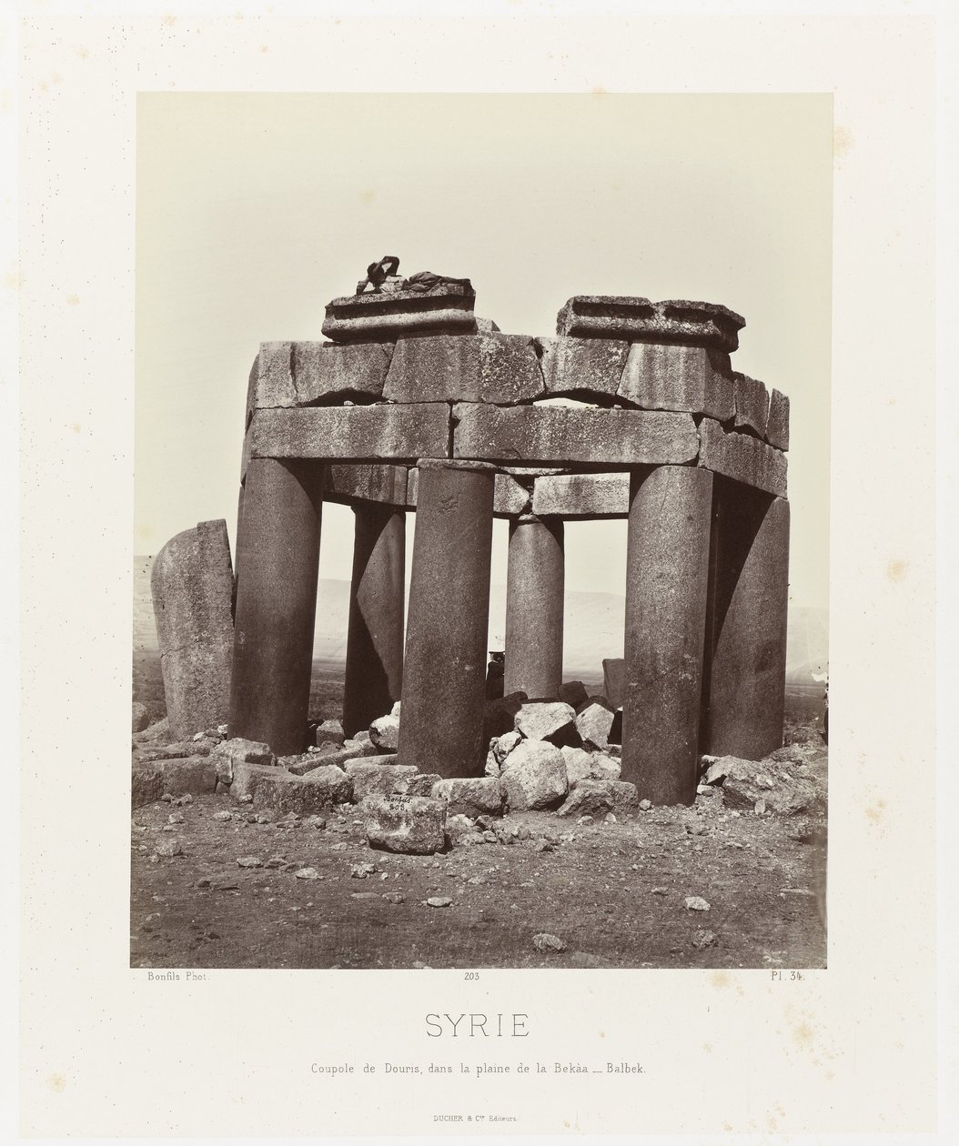 Man op av qubba van Douris, nära Baalbek Syrien. Cupola of Douris, i Bekàa-slätten - Balbek (titel på objektet) Forntida arkitektur: Egypten, Grekland, Mindre Asien: Fotoalbum (serietitel) av Félix Bonfils