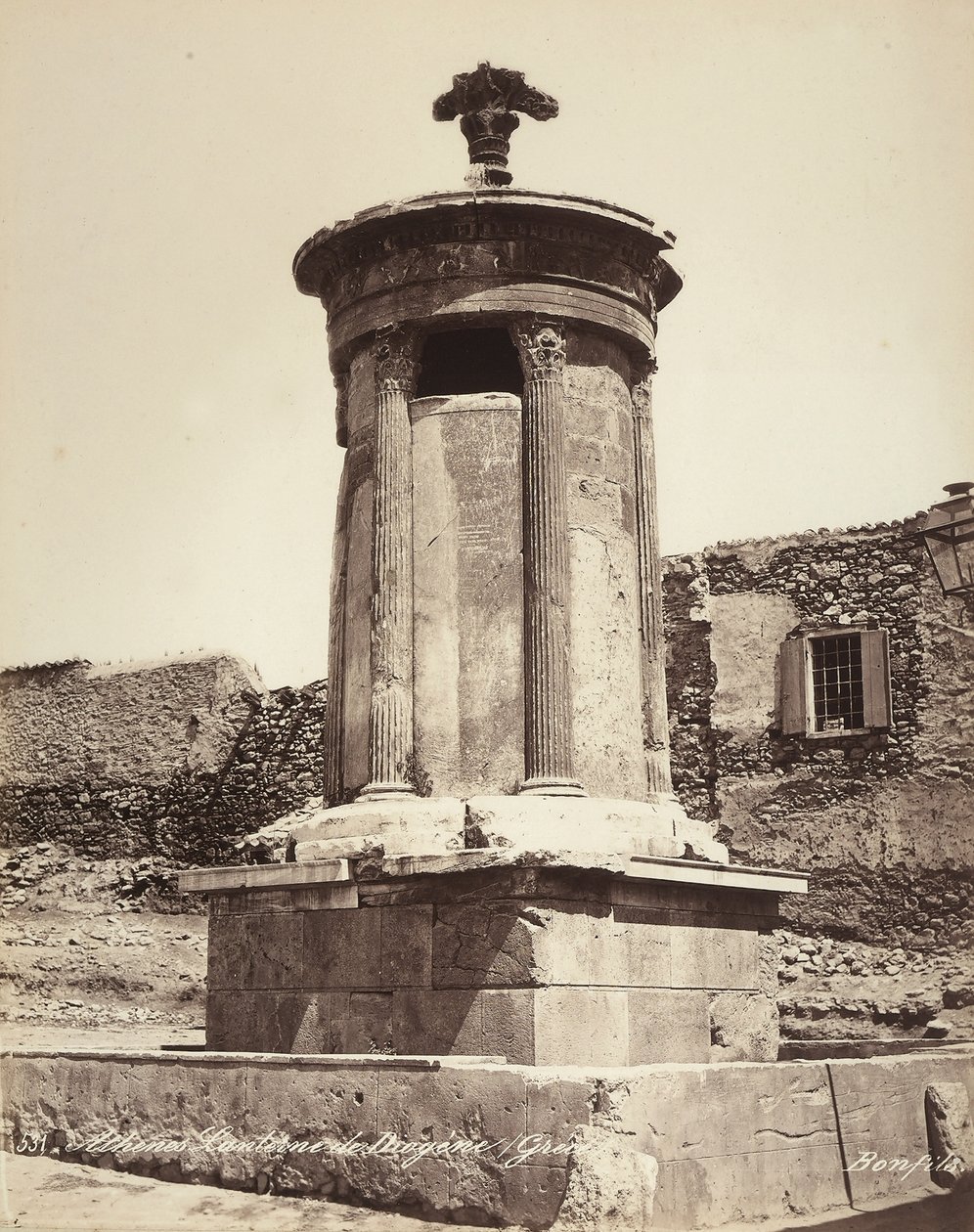 Monument till Lysicrates, beläget i staden Aten av Félix Bonfils