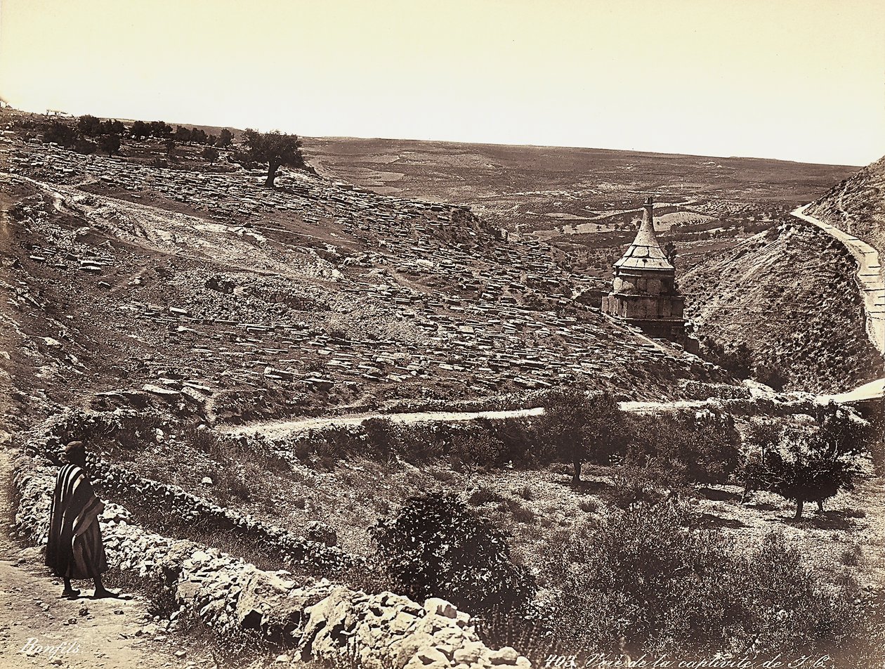 Panoramautsikt över Cedron-dalen eller Josafat, med Absaloms grav, i utkanten av Jerusalem. En mas tittar på utsikten från gatan av Félix Bonfils