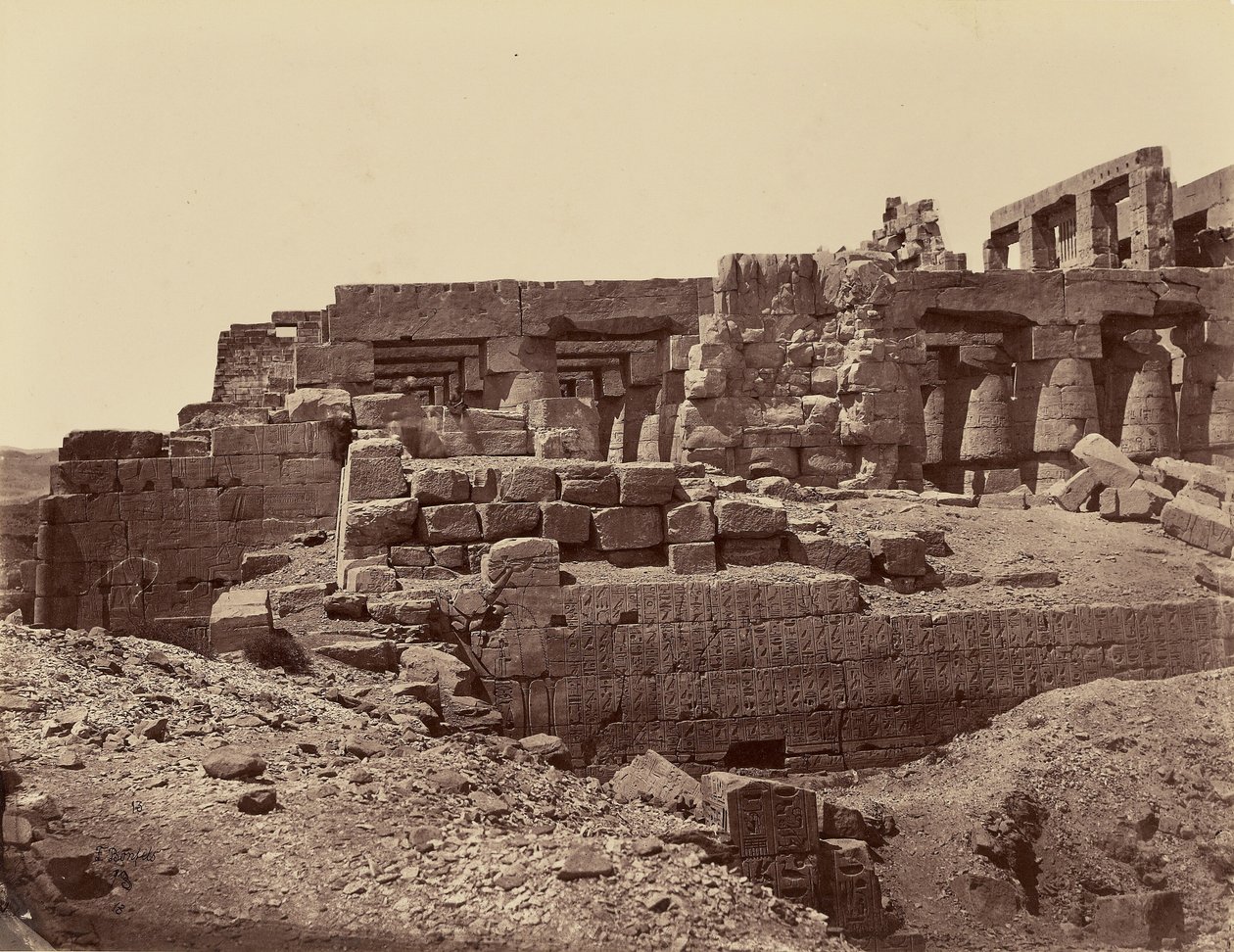 Ruinerna av templets 3:e pylon (sydöstra) vänstra sidan (Karnak) Thebe av Félix Bonfils