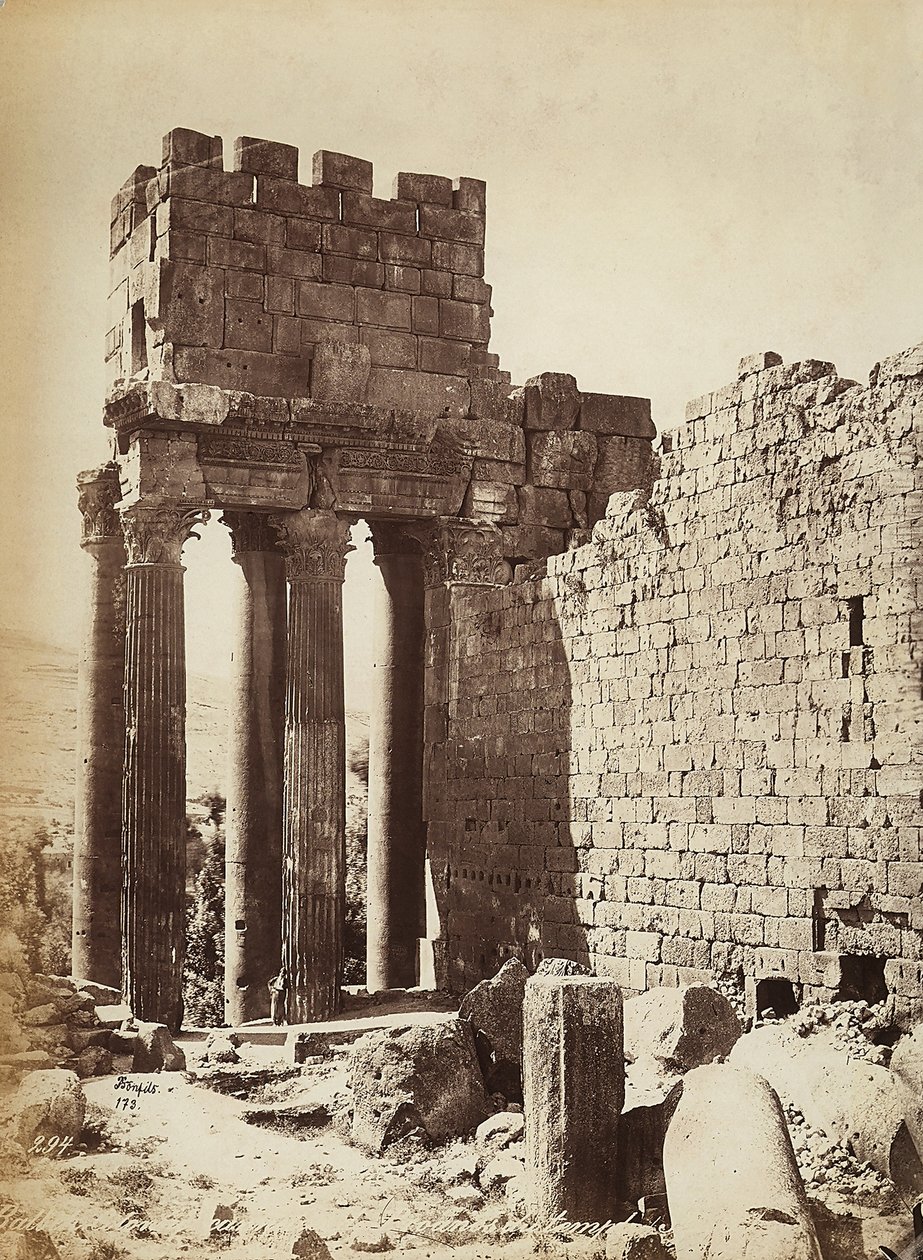 Ruinerna av Jupitertemplet eller solen, i den arkeologiska zonen Heliopolis eller Baalbek, forntida syrisk stad, nu Libanon av Félix Bonfils